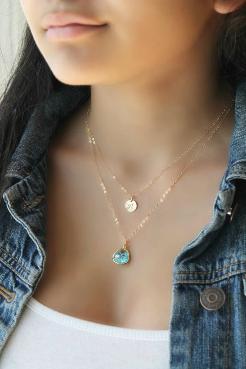 Aquamarin 14K Gold Filled Layered Initial Halskette, Alice Blau, Kristall, Personalisiert Gestempelt Plättchen Doppelkette Monogramm, Zwei 2 von potionumber9