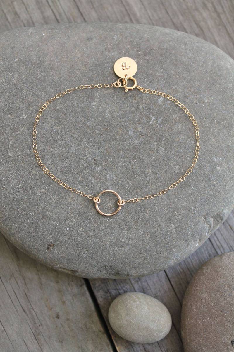 Erste Armband, 14 K Gold Gefüllt Ewigkeit Ring Personalisierte Benutzerdefinierte Gestempelt Charme Scheibe Kreis, Gravierte Monogramm von potionumber9