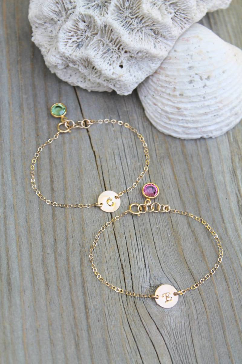 Kleines Mädchen Armband, 14 K Gold Gefüllt Personalisierte Kind Benutzerdefinierte Gestempelt Erste Scheibe Kreis & Swarovski Birthstone Charme von potionumber9