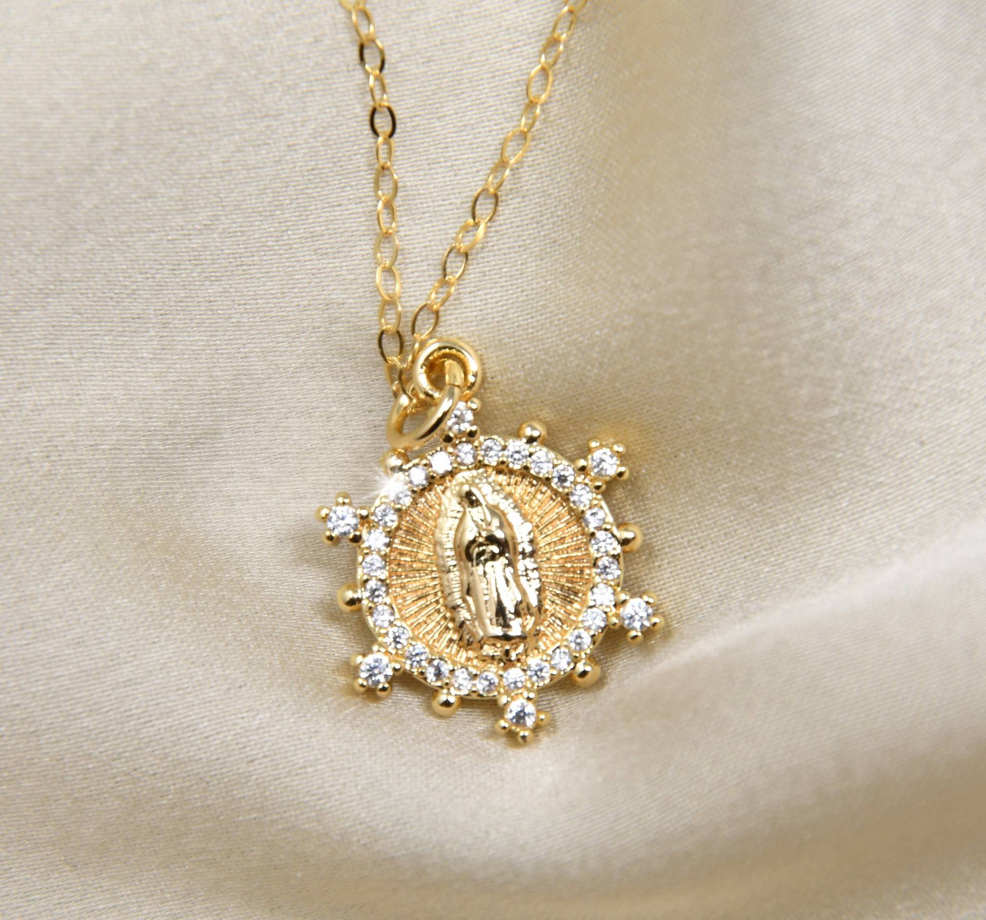 Maria Halskette, Heilige Maria, 14K Gold Filled, Zirkonia Religiöses Medaillon, Mutter Religiöser Schmuck, Christliches Geschenk von potionumber9