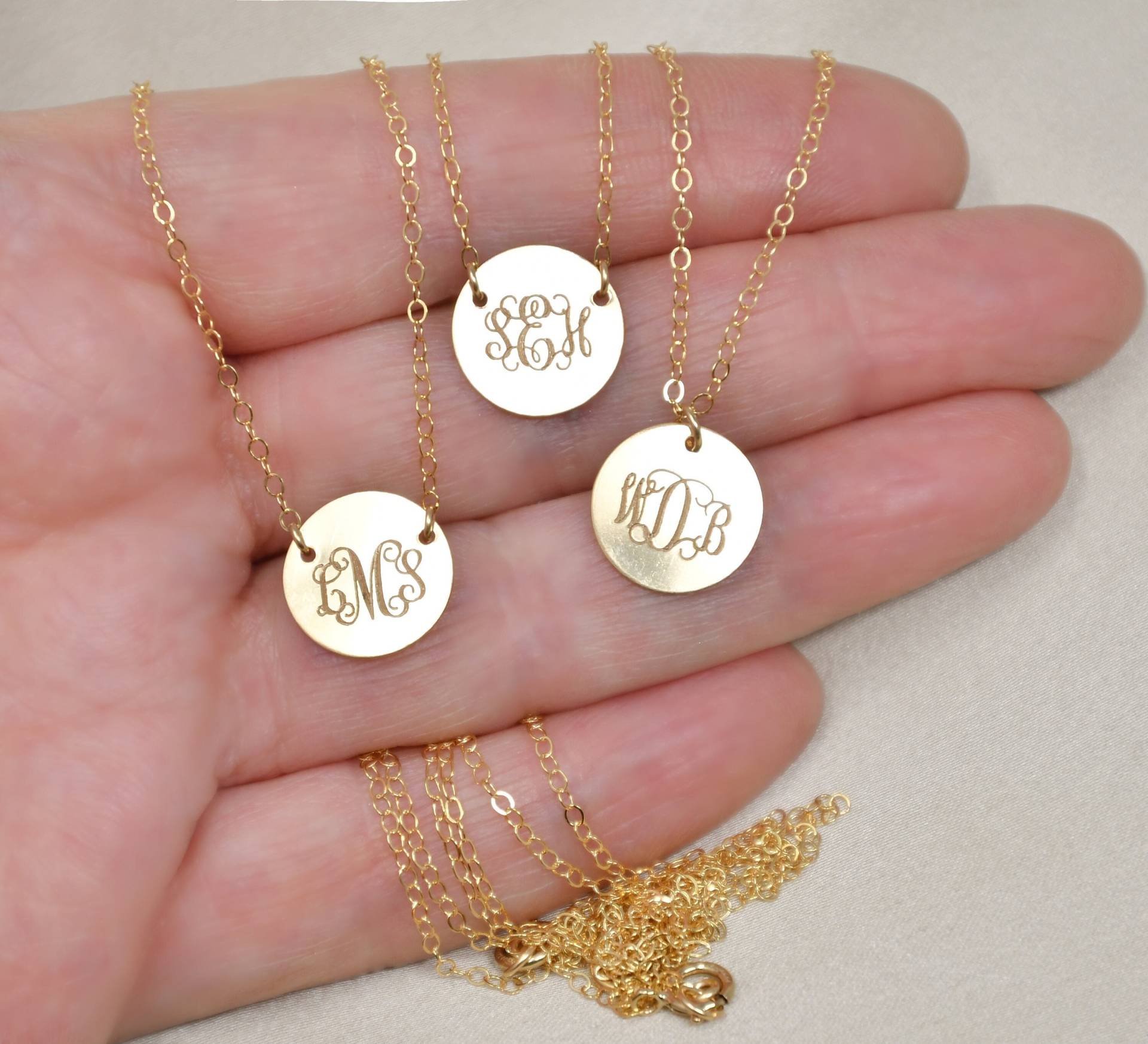 Monogramm Halskette, 14K Gold Filled, Dreifach Namenskette, Initialbuchstabe, Gravierte Runde Scheibe, Familienkette, Muttertagsgeschenk von potionumber9