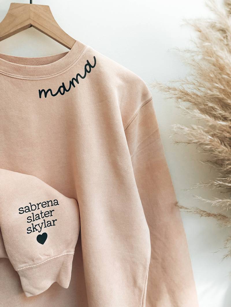 Benutzerdefinierte Mama Crewneck Mit Kindernamen, Personalisiertes Sweatshirt Herz Auf Ihrem Ärmel Crewneck, Kindernamen von poweredbydaisies