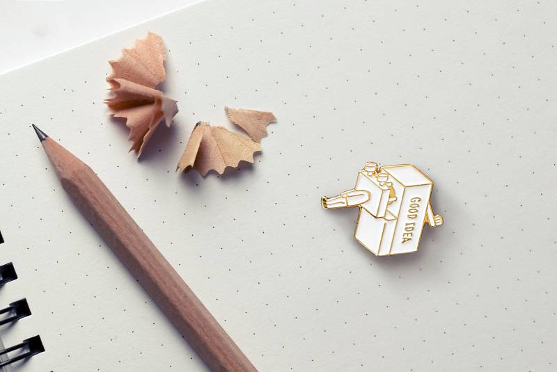 Gute Idee | Weiß-Emaille-Pin von pppppins