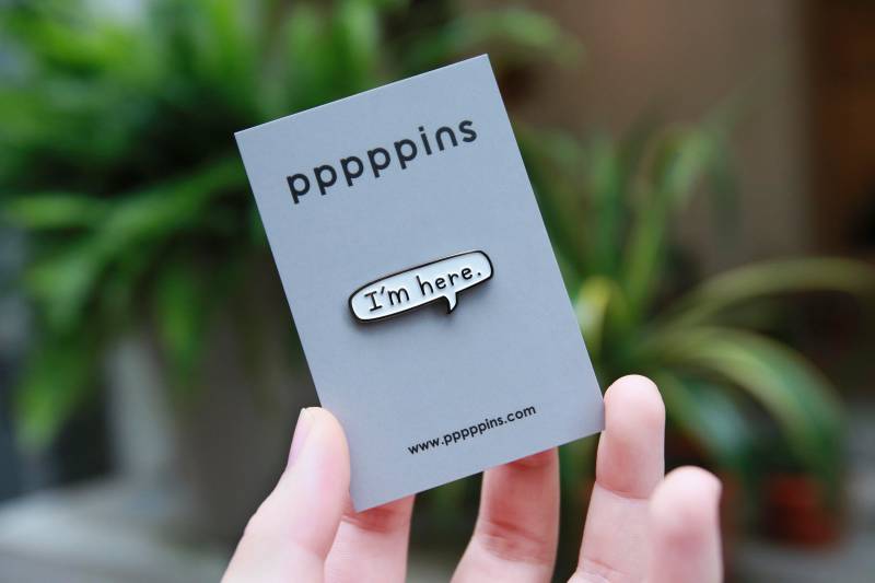 Ich Bin Hier Emaille Pin Ich Bin Hier Emaille Pin von pppppins