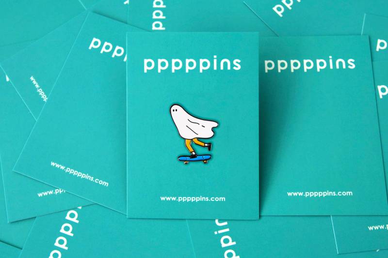 Skateboard Ghost | Blau Pin von pppppins