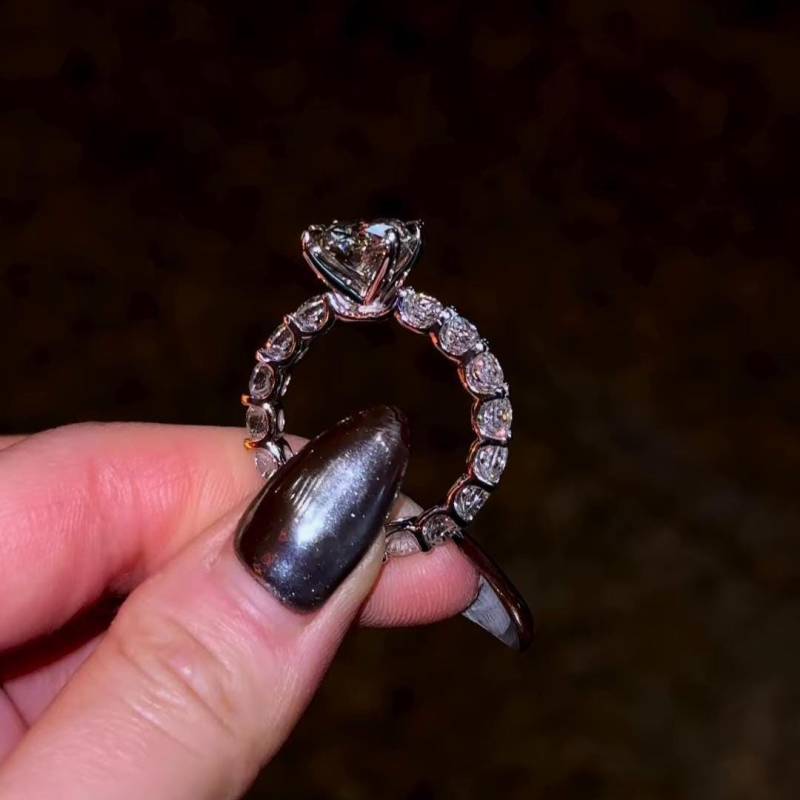 3 Karat Oval Moissanit Versteckter Heiligenschein Verlobungsring Silber Pavé Band von prayjewellery