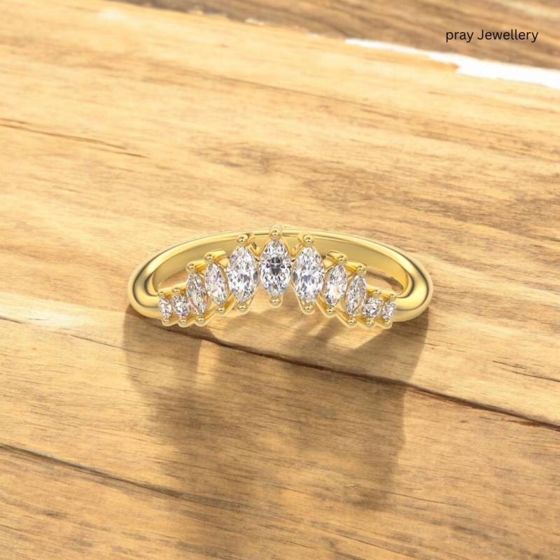 Marquise Moissanit Chevron Ehering 14K Gelbgold Stapelring von prayjewellery