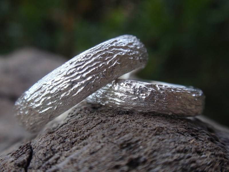 Eheringe Naturinspirierte Texturierte Handgemachte Ringe, Verlobungsringe Oder Ringe Aus Silber, 5 Mm & 4 Auf Arbeit Vom Bauernhof von preciousjd