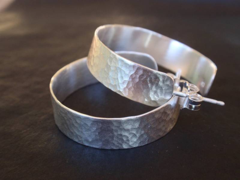 Gehämmert Creolen Sterling Silber Handgemachte Schmuck Ohrstecker von preciousjd