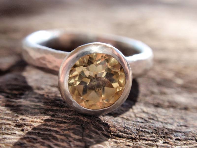 Natürlicher Gelber Citrin Ring - November Geburtsstein Sterling Silber Edelstein Gehämmertes Band Stapelring Oder Solitär Auf Bestellung von preciousjd