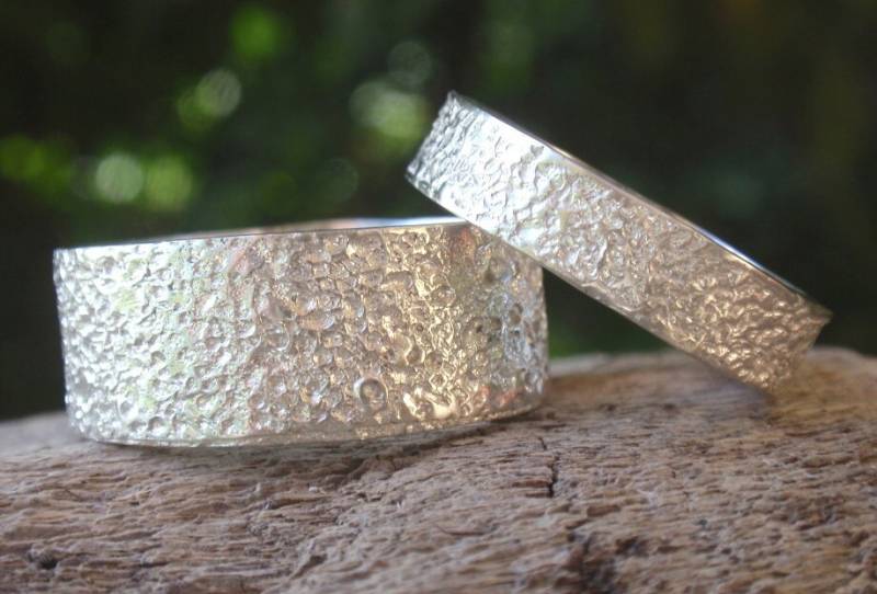 Trauringe Verlobungsring-Set Sterlingsilber 8 Mm & 4 Gehämmert Und Verlobungsring Ringset Für Männer Frauen Auf Bestellung von preciousjd