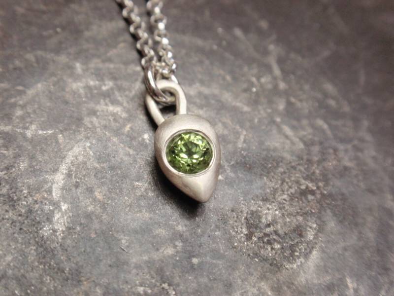 Tropfen Grüne Peridot Halskette Birnenförmige Kleine Zierliche August Birthstone Brautjungfer Geschenk Edelstein Für Mama Geburtstagsgeschenk Tropfen Grüne Peridot Halskette Birnenförmige Kleine Zierliche August Birthstone Brautjungfer Geschenk Edelstein Für Mama Geburtstagsgeschenk von preciousjd