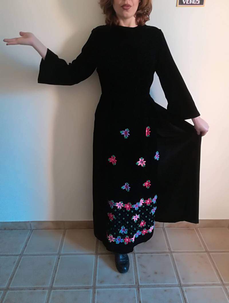 Vintage 70Er Jahre Samt Maxi Kleid Schwarze Tunika Mit Bunten Blumen, Größe 40 von presquenew