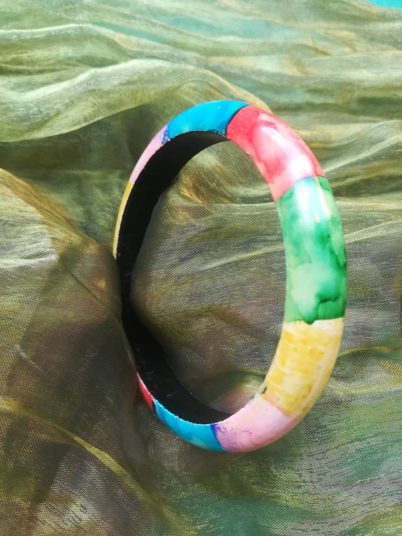Vintage 80Er Jahre Bemalter Holz Armreif Boho-Armband in Wasserfarben-Optik von presquenew