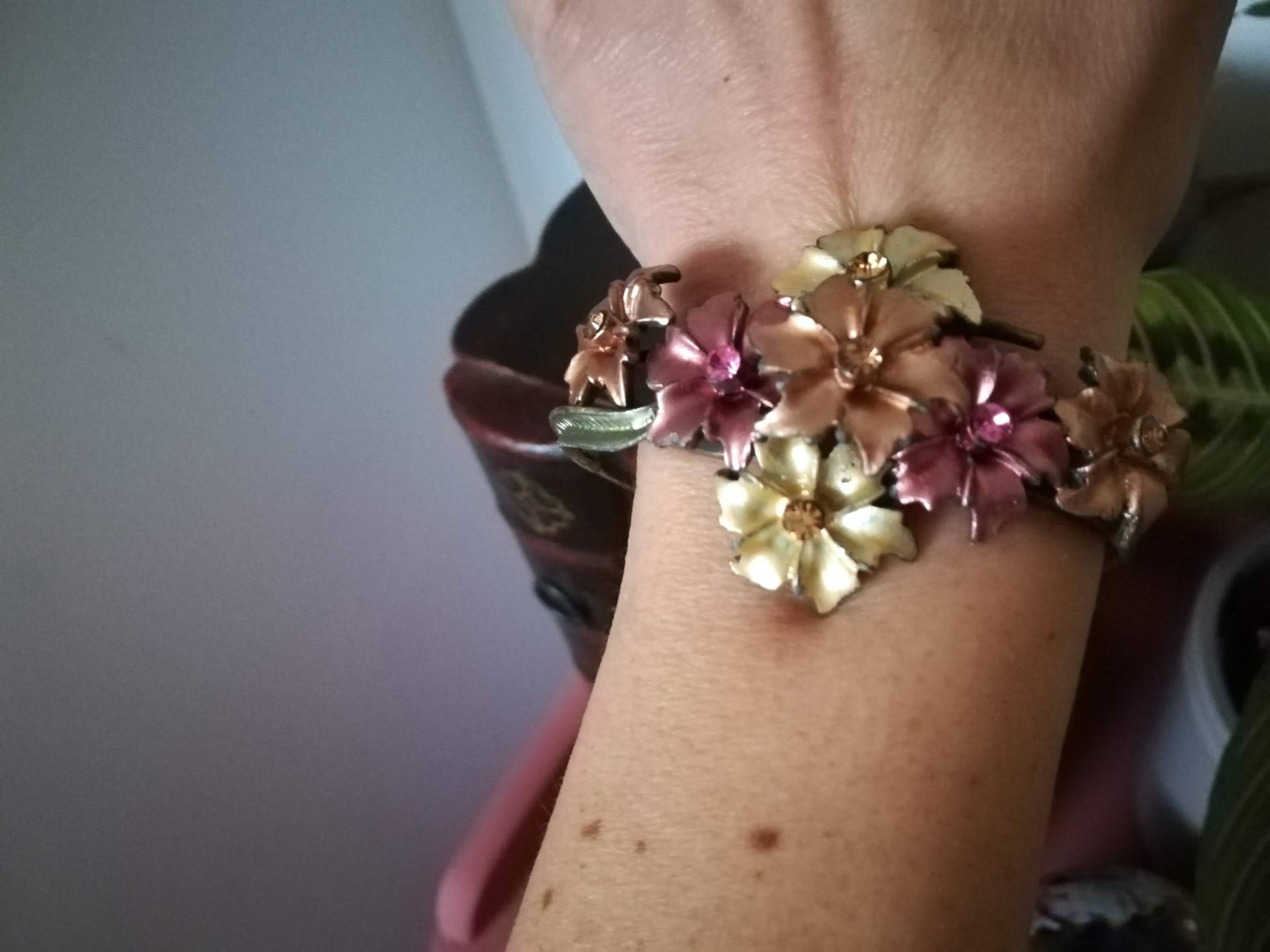 Floraler Messing Armreif Vintage 80Er Damen Armband Rosa Golden Blumen Messing Metall Armreif von presquenew