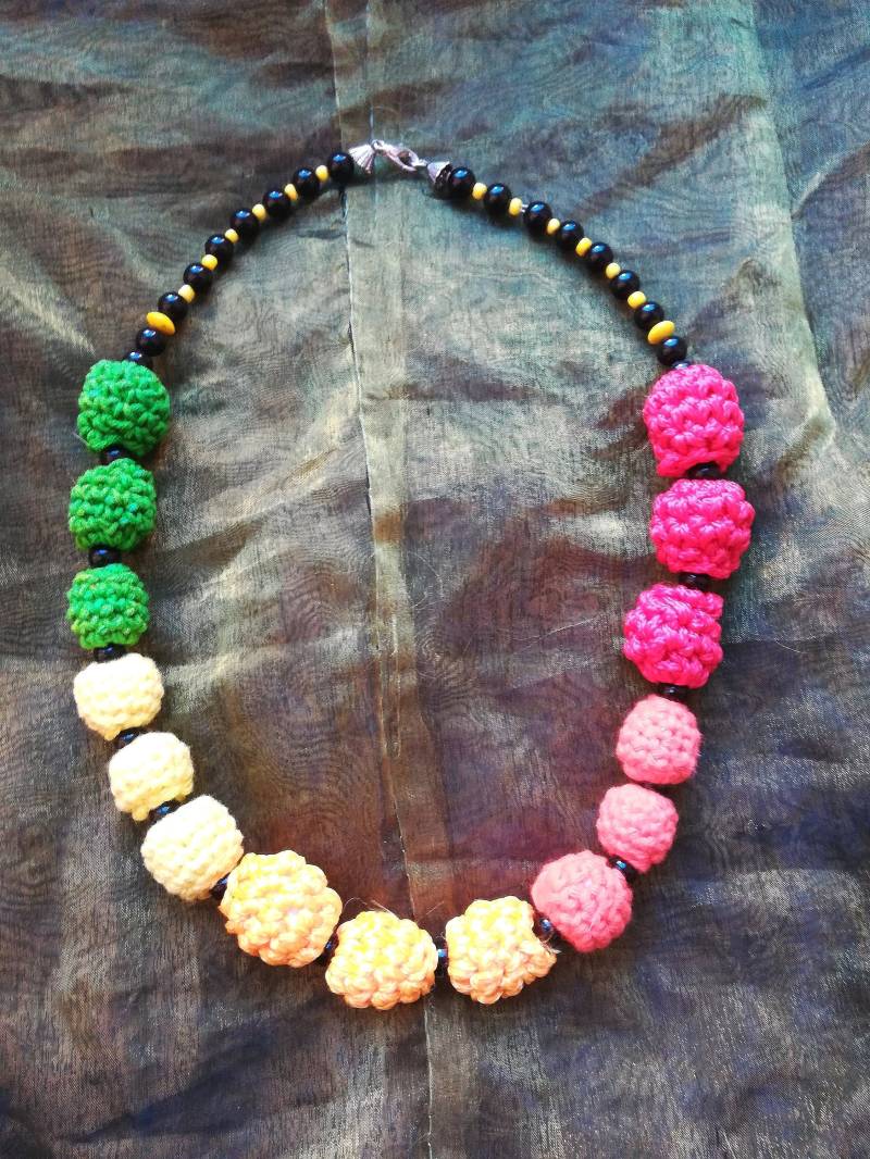 Gehäkelte Perlenkette Bunte Bauschige Perlen, 90Er Jahre Boho von presquenew