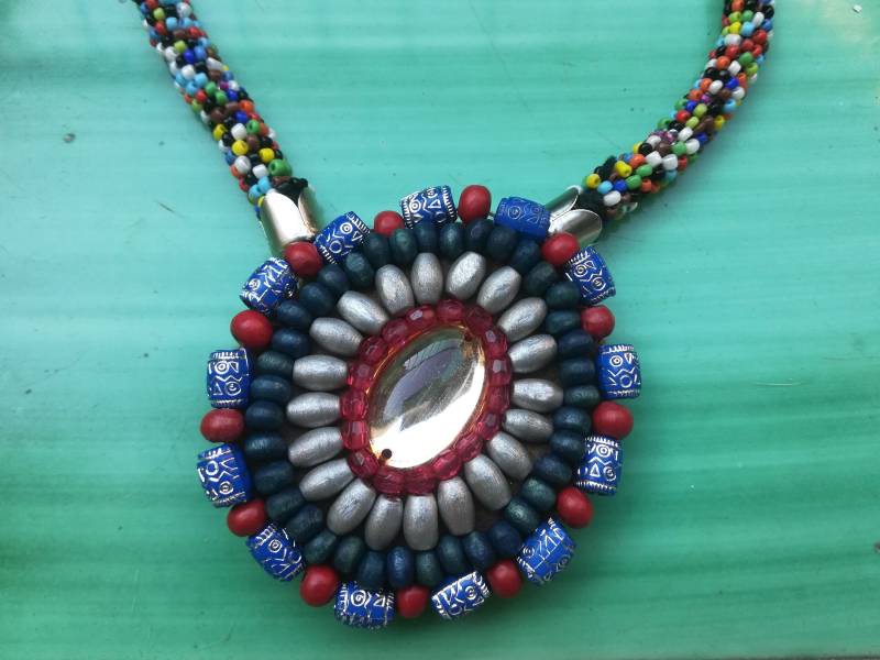 Perlen Rosetten Kette 90Er Jahre Boho Brosche von presquenew