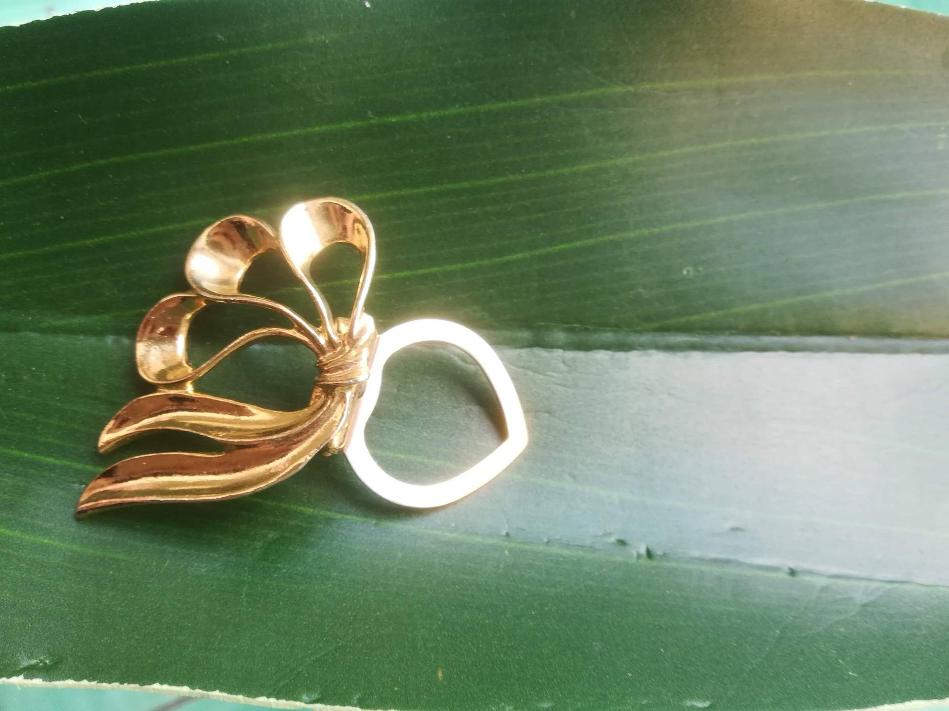 Vintage Gold Tone Band Schal Clip Brosche - 80Er Jahre Spange von presquenew