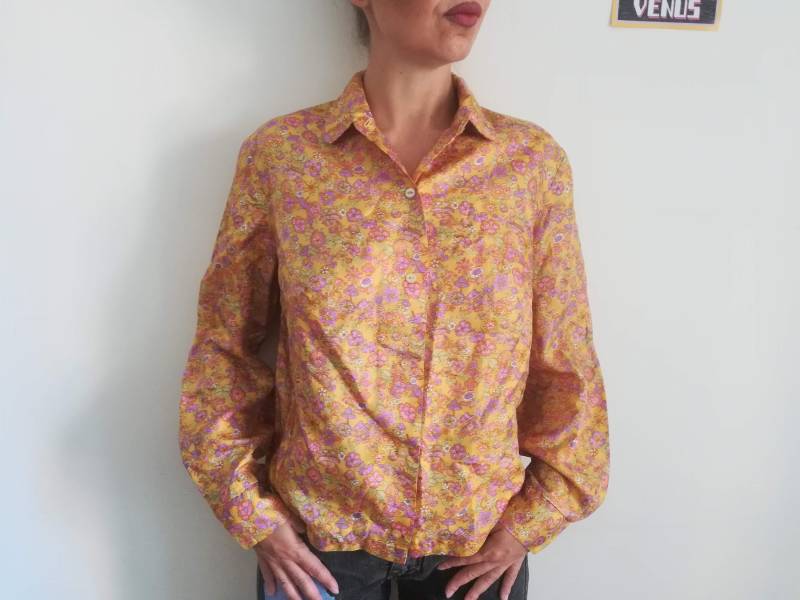 Vintage Floral Button-Up Shirt 60S Gold Gelbe Tricel Bluse, Gr. 42 von presquenew