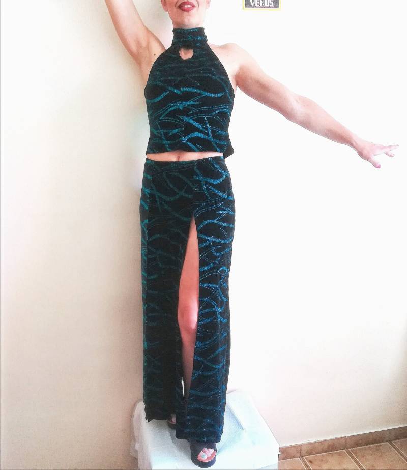 Vintage 70Er Jahre Samt Tanzkostüm Kleid Schwarzes Neckholder Top Mit Schlitz, Gr. Med von presquenew