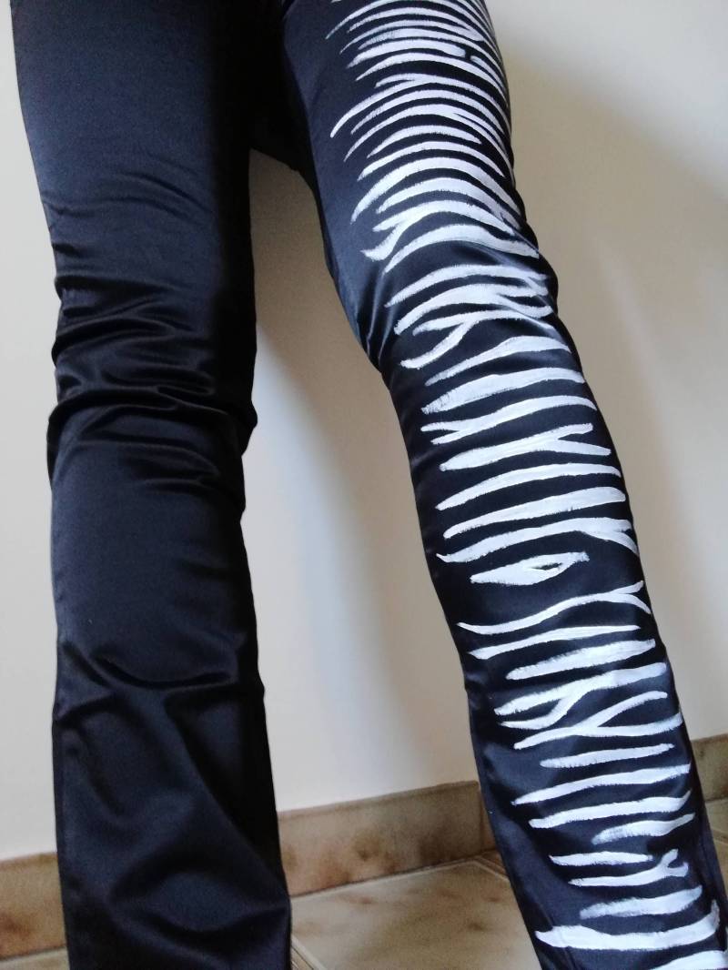Handbemalte Zebras Hose Glänzende Schwarze Hose, Slim Fit, It 42 von presquenew