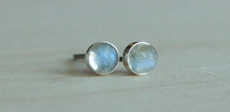 Adular | Ceylon Mondstein W/Blauen Blitz Edelstein Titan Ohrstecker 4 Mm Cabochon Lünette/Ohrringe Für Empfindliche Ohren Adular | Ceylon Mondstein W/Blauen Blitz Edelstein Titan Ohrstecker 4 Mm Cabochon Lünette/Ohrringe Für Empfindliche Ohren von prettysensitive