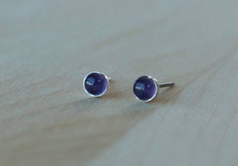 Amethyst Edelstein Titan Ohrstecker/4mm Cabochon Lünette Allergie Frei Ohrringe Für Metall Allergien Amethyst Edelstein Titan Ohrstecker/4mm Cabochon Lünette Allergie Frei Ohrringe Für Metall Allergien von prettysensitive