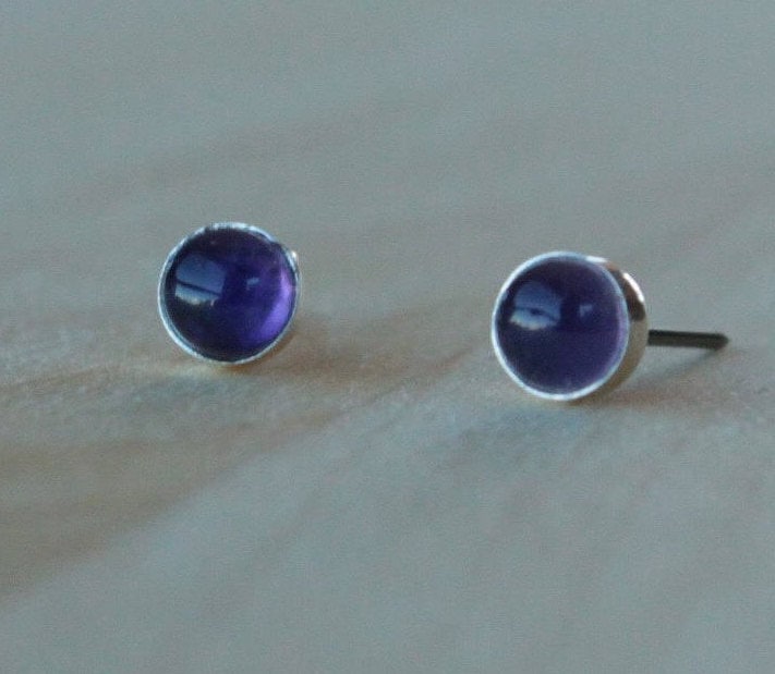 Amethyst Edelstein Titan Ohrstecker/6 Mm Cabochon Bezel Set Ohrringe Für Empfindliche Ohren Amethyst Edelstein Titan Ohrstecker/6 Mm Cabochon Bezel Set Ohrringe Für Empfindliche Ohren von prettysensitive