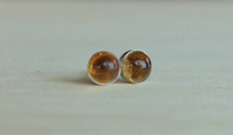 Citrin Edelstein Titan Ohrstecker/5mm Cabochon Lünette Set Hypoallergene Citrin Edelstein Titan Ohrstecker/5mm Cabochon Lünette Set Hypoallergene von prettysensitive