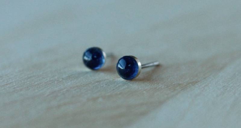 Kyanit Edelstein Titan Ohrstecker/4mm Cabochon Lünette Allergie Frei Ohrringe Für Metall Allergien Kyanit Edelstein Titan Ohrstecker/4mm Cabochon Lünette Allergie Frei Ohrringe Für Metall Allergien von prettysensitive