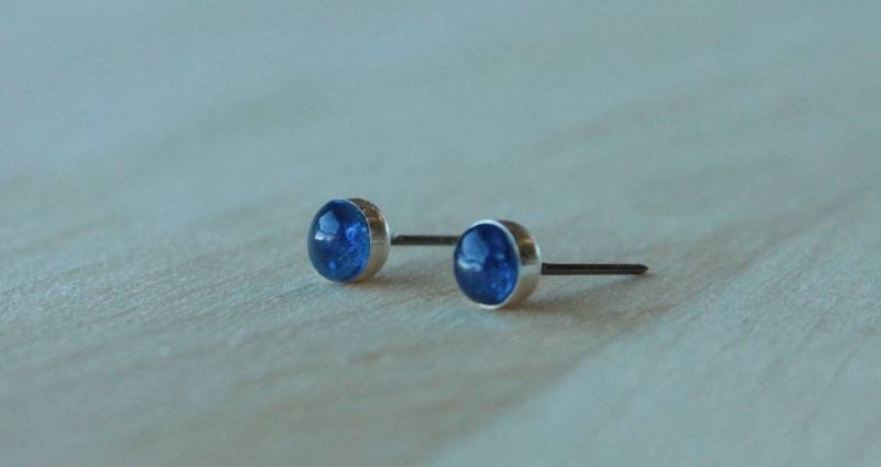 Kyanit Edelstein Titan Ohrstecker/5mm Cabochon Lünette Hypoallergen Kyanit Edelstein Titan Ohrstecker/5mm Cabochon Lünette Hypoallergen von prettysensitive