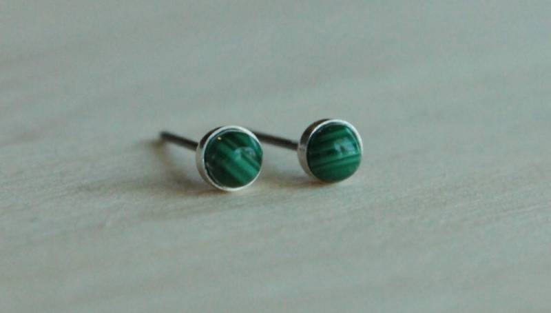 Malachit Edelstein Titan Ohrstecker/4 Mm Cabochon Bezel Set Hypoallergene Malachit Edelstein Titan Ohrstecker/4 Mm Cabochon Bezel Set Hypoallergene von prettysensitive