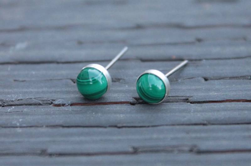 Malachit Edelstein Titan Ohrstecker/6mm Cabochon Lünette Hypoallergen von prettysensitive