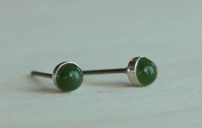 Nephrit Jade Edelstein Titan Ohrstecker/4 Mm Cabochon Bezel Set Allergiefreie Ohrringe Für Metallallergien Nephrit Jade Edelstein Titan Ohrstecker/4 Mm Cabochon Bezel Set Allergiefreie Ohrringe Für Metallallergien von prettysensitive