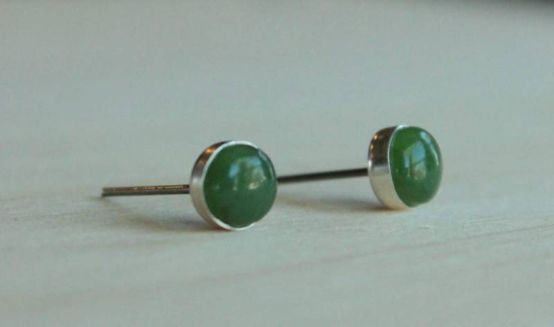 Nephrit Jade Edelstein Titan Ohrstecker/6mm Cabochon Lünette Hypoallergen Nephrit Jade Edelstein Titan Ohrstecker/6mm Cabochon Lünette Hypoallergen von prettysensitive