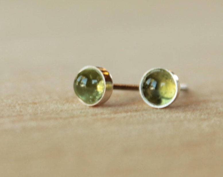 Peridot Edelstein Titan Ohrstecker/5mm Cabochon Lünette Hypoallergen Peridot Edelstein Titan Ohrstecker/5mm Cabochon Lünette Hypoallergen von prettysensitive
