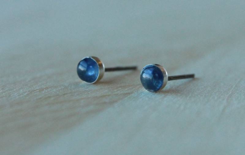 Saphir-Edelstein-Titan-Ohrstecker/4mm Cabochon Lünette Hypoallergen Ohrstecker Saphir-Edelstein-Titan-Ohrstecker/4mm Cabochon Lünette Hypoallergen Ohrstecker von prettysensitive