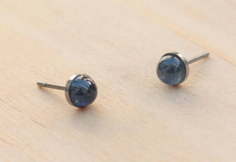 Saphir-Edelstein-Titan-Ohrstecker/5mm Cabochon Lünette Set Empfindliche Ohren Ohrringe Saphir-Edelstein-Titan-Ohrstecker/5mm Cabochon Lünette Set Empfindliche Ohren Ohrringe von prettysensitive