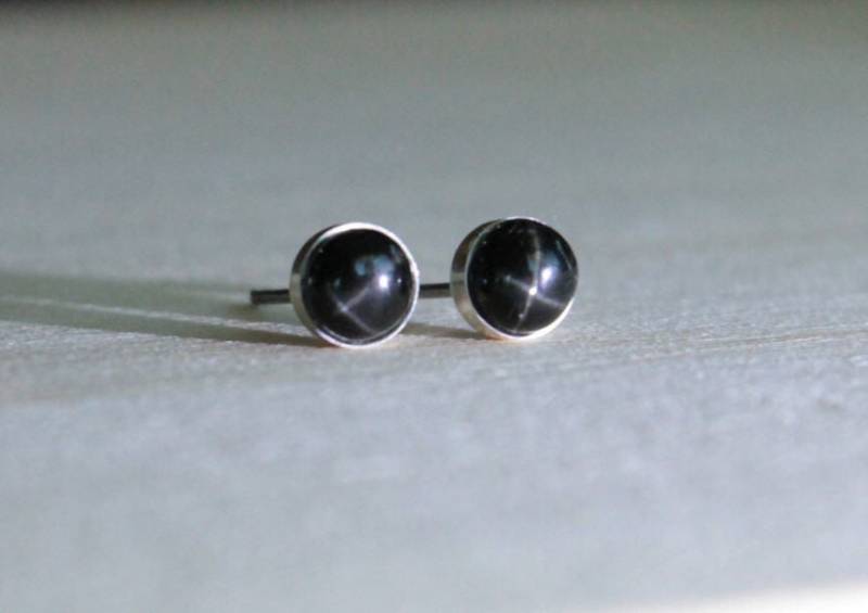 Schwarzer Stern Diopsid Edelstein Titan Ohrstecker/5 Mm Cabochon Bezel Set Hypoallergene Schwarzer Stern Diopsid Edelstein Titan Ohrstecker/5 Mm Cabochon Bezel Set Hypoallergene von prettysensitive