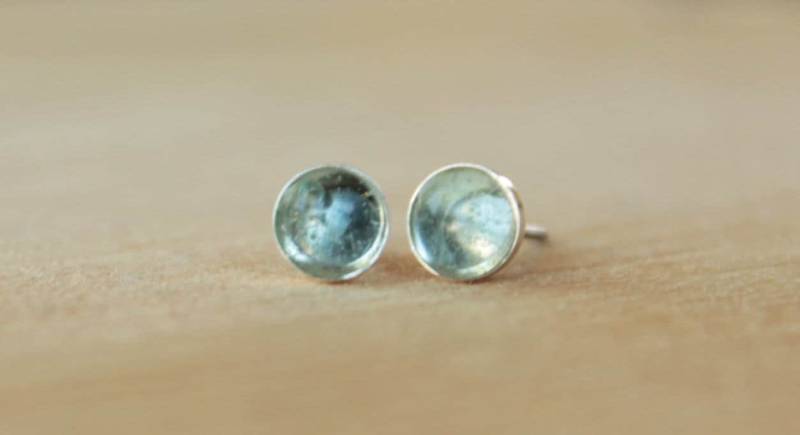 Sky Blue Topas Edelstein Titan Ohrstecker/6mm Cabochon Lünette Ohrringe Für Empfindliche Ohren Sky Blue Topas Edelstein Titan Ohrstecker/6mm Cabochon Lünette Ohrringe Für Empfindliche Ohren von prettysensitive