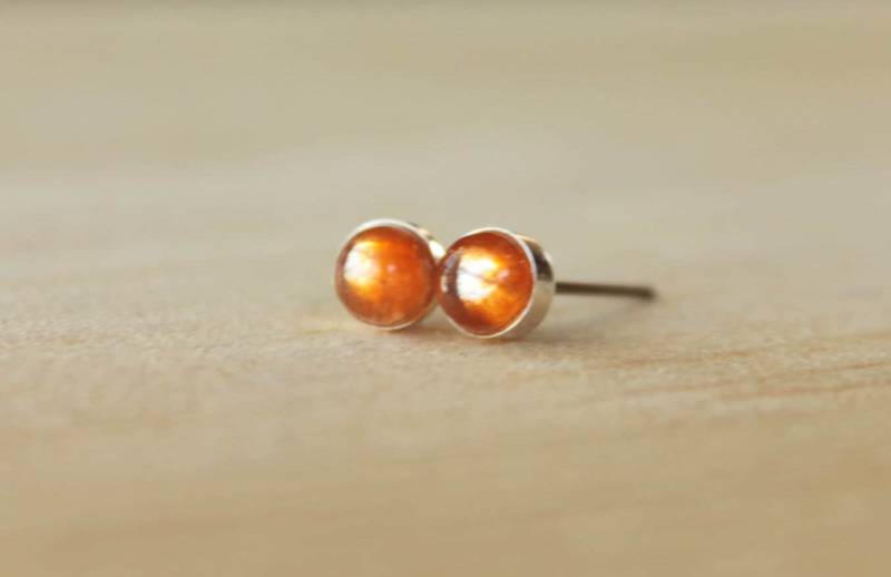 Sonnenstein Edelstein Titan Ohrstecker/5mm Cabochon Lünette Hypoallergen Sonnenstein Edelstein Titan Ohrstecker/5mm Cabochon Lünette Hypoallergen von prettysensitive