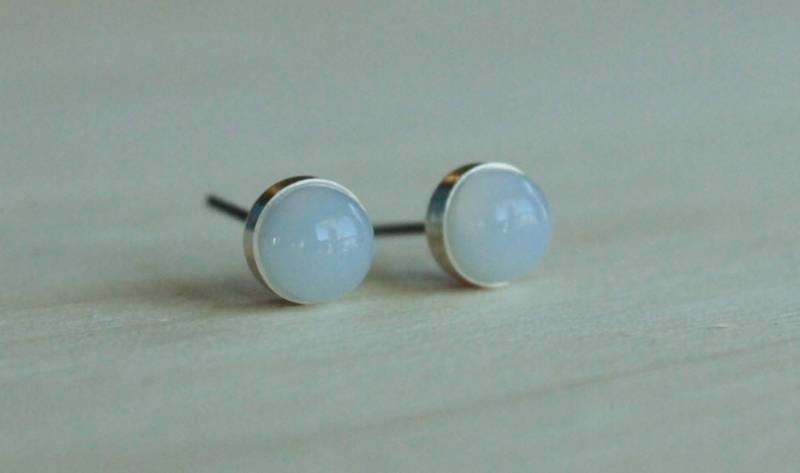 Titan Ohrstecker/Allergie Frei Ohrringe Für Metall Allergien Edelstein Lünette - Chalcedon 6mm Titan Ohrstecker/Allergie Frei Ohrringe Für Metall Allergien Edelstein Lünette - Chalcedon 6mm von prettysensitive