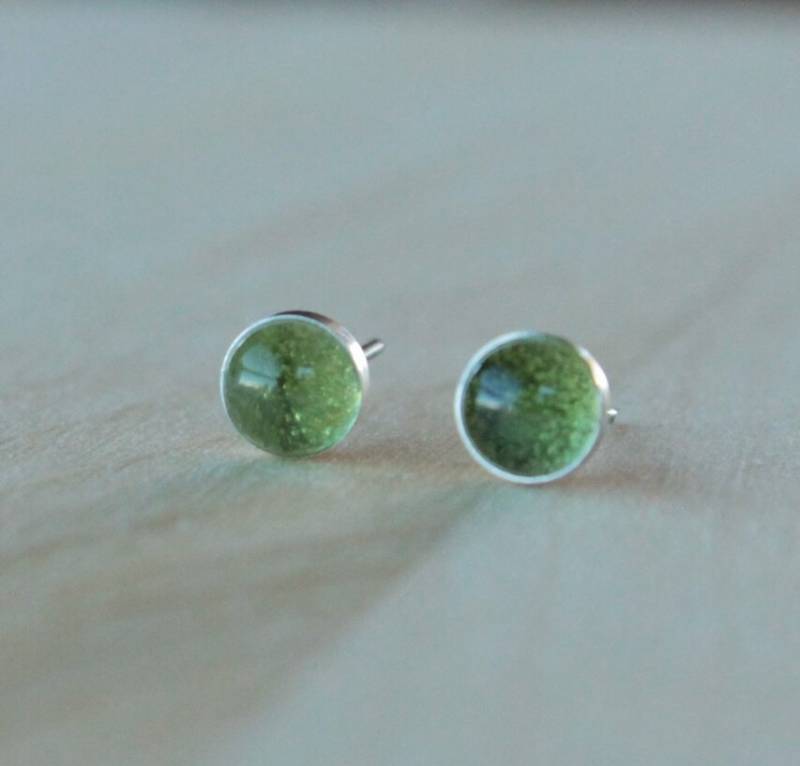 Titan Ohrstecker Ohrringe Peridotedelstein/6mm Cabochon Lünette Hypoallergen Titan Ohrstecker Ohrringe Peridotedelstein/6mm Cabochon Lünette Hypoallergen von prettysensitive