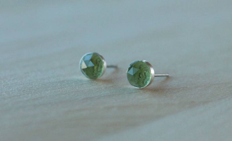 Titan Ohrstecker Ohrringe Rose Schnitt Peridotedelstein/6mm Lünette Hypoallergen Titan Ohrstecker Ohrringe Rose Schnitt Peridotedelstein/6mm Lünette Hypoallergen von prettysensitive