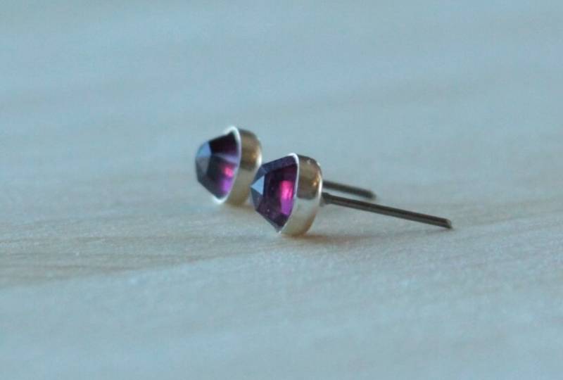 Titan Ohrstecker Ohrringe Rose Schnitt Rhodolith Granat Edelstein/6mm Lünette Hypoallergen Titan Ohrstecker Ohrringe Rose Schnitt Rhodolith Granat Edelstein/6mm Lünette Hypoallergen von prettysensitive