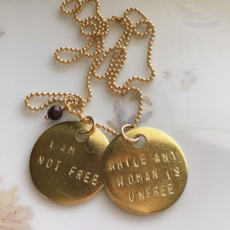 Audre Lorde Zitat Halskette Handgestempeltes Messing, Granat Perle, Ich Bin Nicht Frei, Während Jede Frau Unfrei Ist Audre Lorde Zitat Halskette Handgestempeltes Messing, Granat Perle, Ich Bin Nicht Frei, Während Jede Frau Unfrei Ist von prettywar
