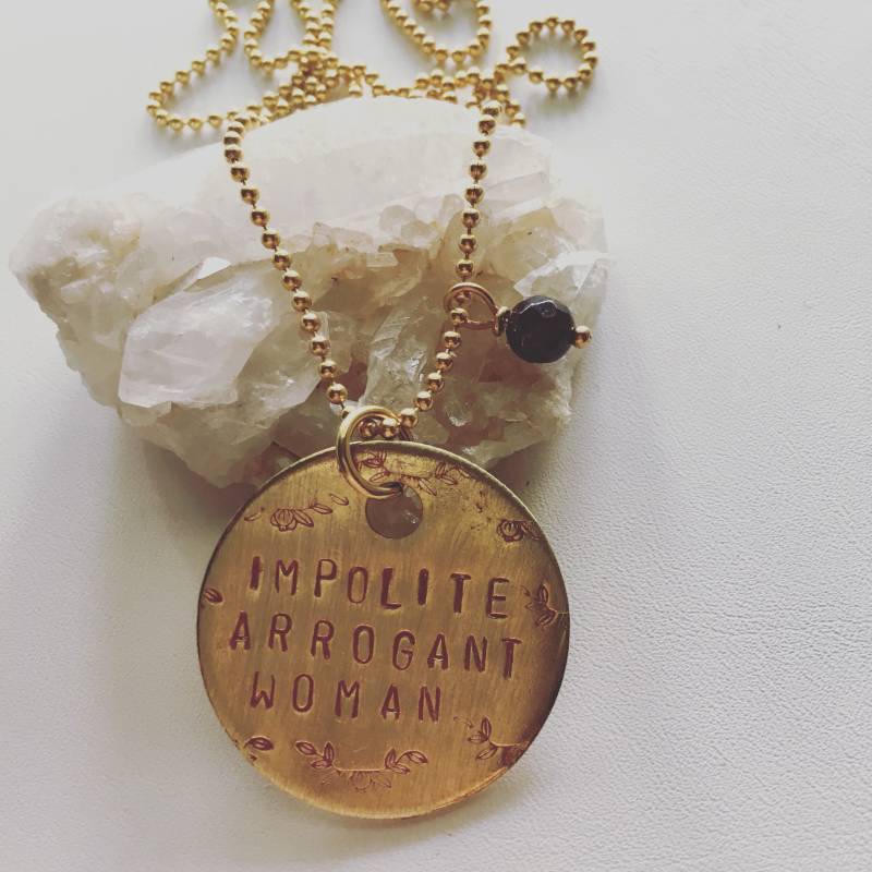Handgestempelte Messinganhänger Impolite Arrogant Woman, Granat Bead Handgestempelte Messinganhänger Impolite Arrogant Woman, Granat Bead von prettywar