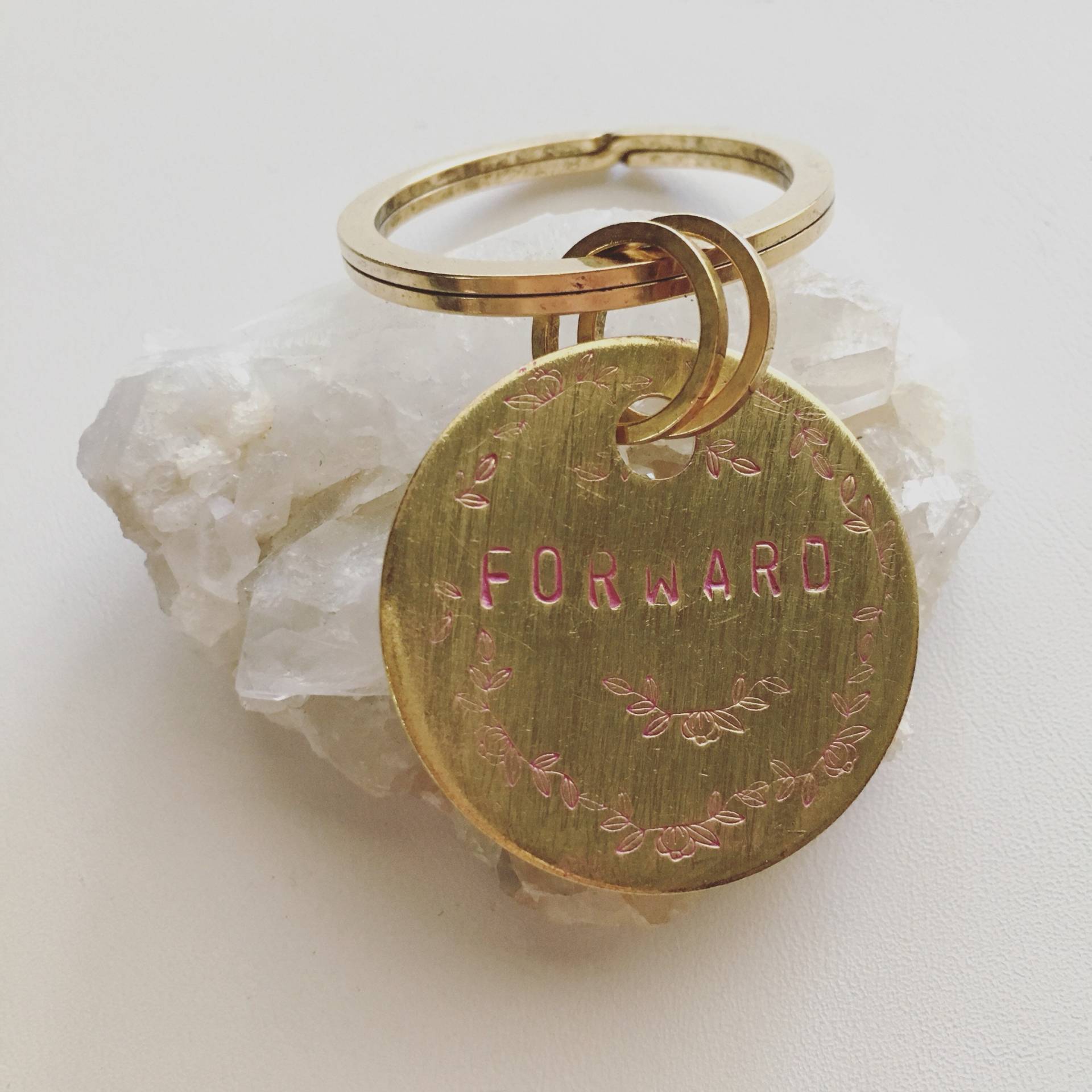 Weiterleiten Schlüsselanhänger Handgestempeltes Messing-Tag, Ermutigung Geschenk Weiterleiten Schlüsselanhänger Handgestempeltes Messing-Tag, Ermutigung Geschenk von prettywar
