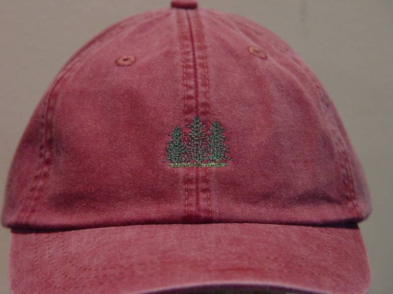 Evergreen Pine Trees Cap - Ein Bestickter Mann-Frauen-Wildleder-Hut Preis Stickerei Bekleidung 24 Farben Erwachsene Mama Papa Geschenk Waldkappen von priceapparel