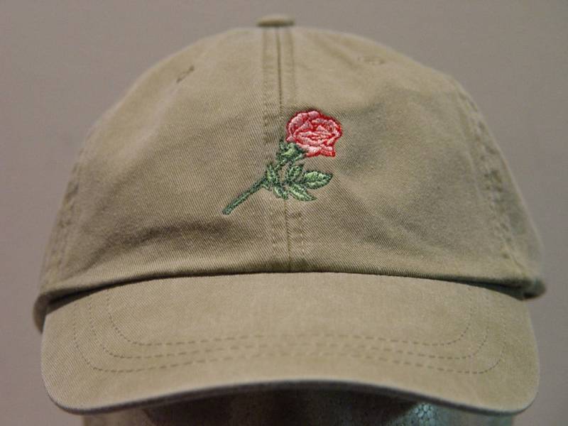 Pink Rose Bud Juni Blume Des Monats Baseballmütze - Gestickte Geschenkmütze 24 Farben Männer Frauen Mama Papa Garten Erwachsene Preis Bekleidung von priceapparel